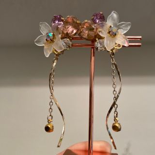 イヤリング　ビジューイヤリング　お花イヤリング　揺れるイヤリング　ハンドメイド(イヤリング)