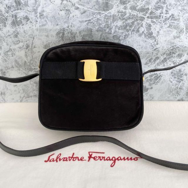 【美品】Ferragamo　ショルダーバッグ　ヴァラリボン　バラ　スエード