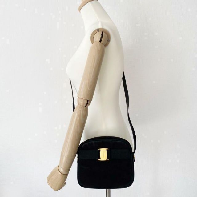 Ferragamo(フェラガモ)の美品 フェラガモ ヴァラリボン レザー スエード ショルダーバッグ ブラック レディースのバッグ(ショルダーバッグ)の商品写真