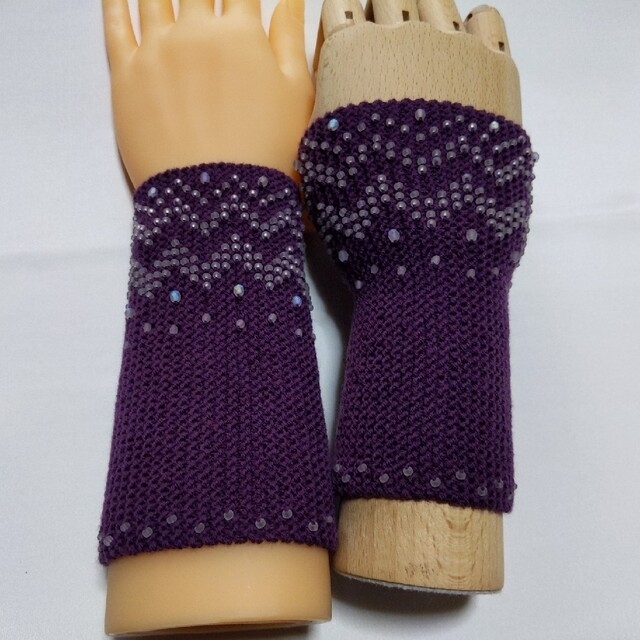 no.87　ビーズを編み込んだリストウォーマー ハンドメイドのファッション小物(手袋)の商品写真