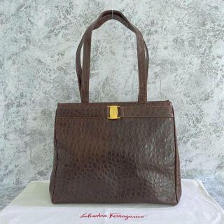 フェラガモ(Ferragamo)の美品 フェラガモ ヴァラリボン トートバッグ 型押し ブラウン レザー(トートバッグ)