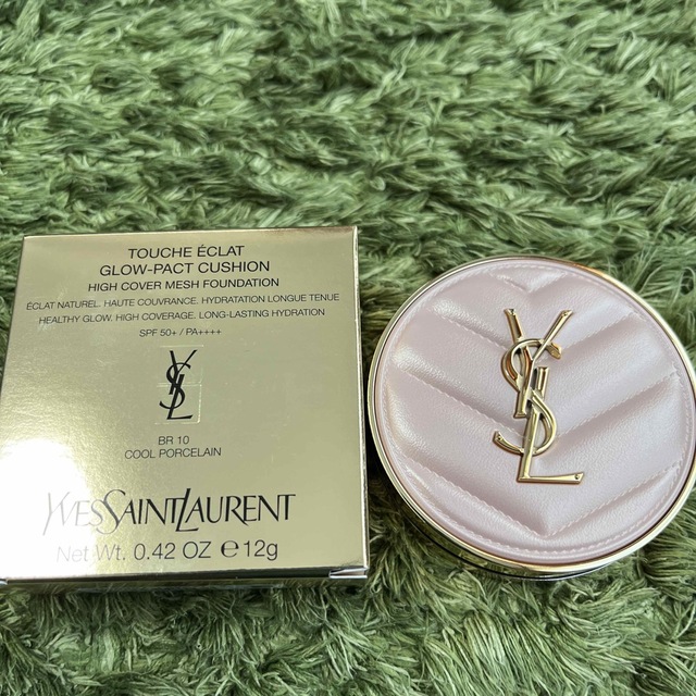 Yves Saint Laurent Beaute(イヴサンローランボーテ)のイヴ・サンローラン　ラディアント　タッチ　グロウパクト　BR10 コスメ/美容のベースメイク/化粧品(ファンデーション)の商品写真