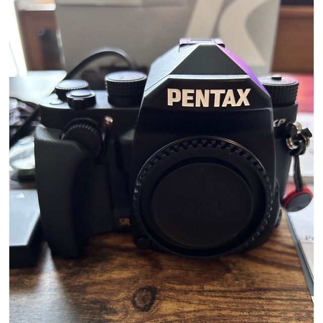 PENTAX(ペンタックス)のPENTAX KP ボディ BLACK おまけ付き スマホ/家電/カメラのカメラ(デジタル一眼)の商品写真