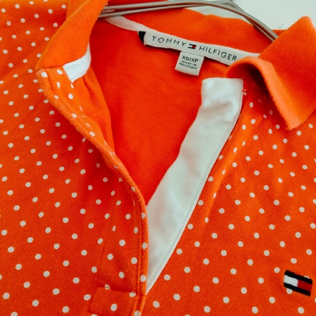 TOMMY HILFIGER(トミーヒルフィガー)のトミーヒルフィガー★ノースリーブポロシャツ　オレンジ　ドットXS　スキッパー レディースのトップス(ポロシャツ)の商品写真