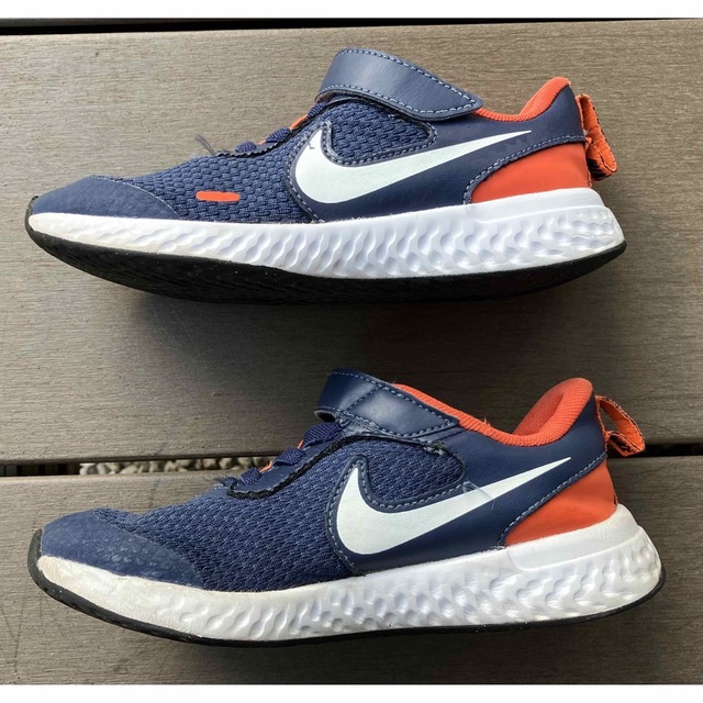 NIKE(ナイキ)のキッズ　スニーカー　ナイキ　レボリューション　18.5cm キッズ/ベビー/マタニティのキッズ靴/シューズ(15cm~)(スニーカー)の商品写真