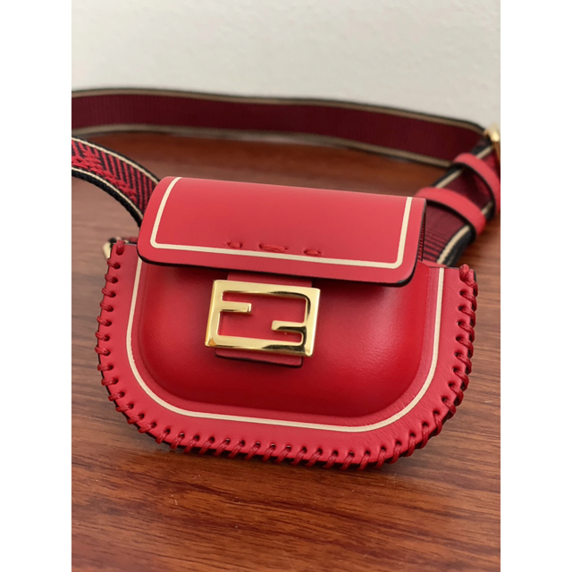 FENDI(フェンディ)のFendi イヤホンケース スマホ/家電/カメラのスマホアクセサリー(その他)の商品写真