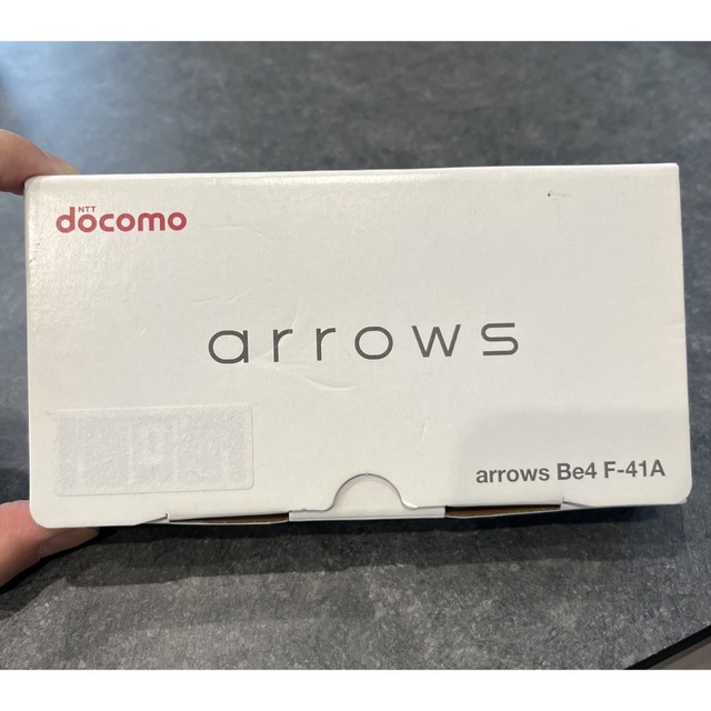 arrows(アローズ)のdocomo arrows 本体 新品未使用 ゴールド スマホ/家電/カメラのスマートフォン/携帯電話(スマートフォン本体)の商品写真