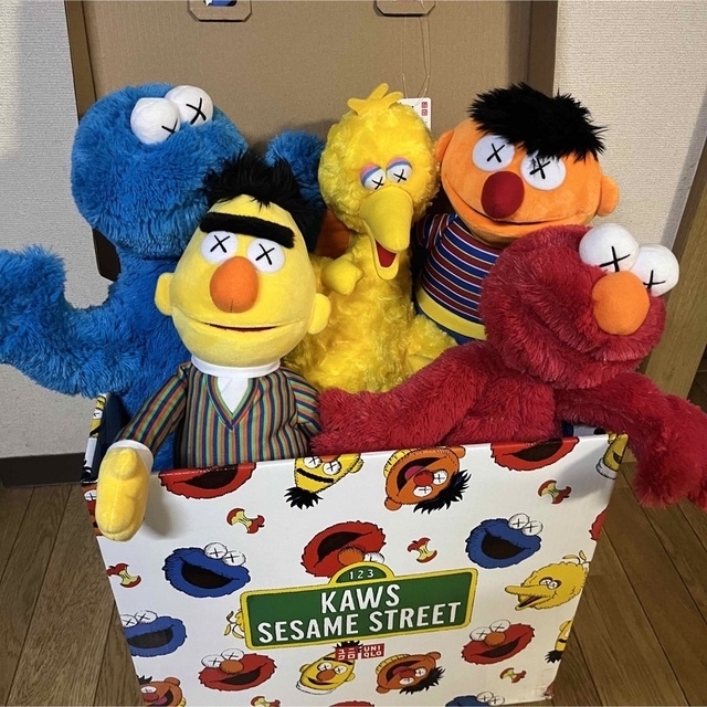 Supreme(シュプリーム)のUNIQLO KAWS Sesame Street ぬいぐるみ　セサミストリート エンタメ/ホビーのおもちゃ/ぬいぐるみ(ぬいぐるみ)の商品写真