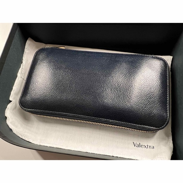 Valextra(ヴァレクストラ)のvalextra ヴァレクストラ　ラウンドジップウォレット　財布 レディースのファッション小物(財布)の商品写真