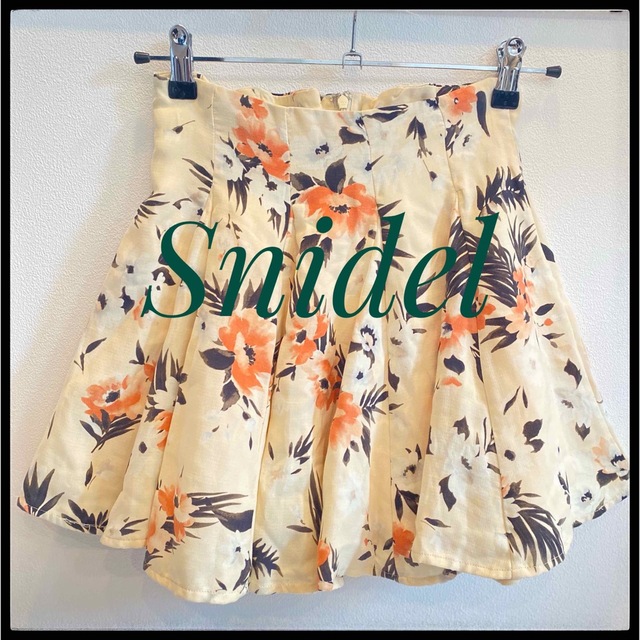 SNIDEL(スナイデル)の【値下げしました‼︎】Snidel スナイデル フラワー フレア スカート  レディースのスカート(ミニスカート)の商品写真