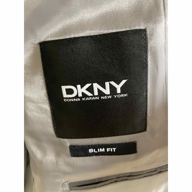 DKNY(ダナキャランニューヨーク)の新品　DKNY ツーピーススーツ メンズのスーツ(セットアップ)の商品写真