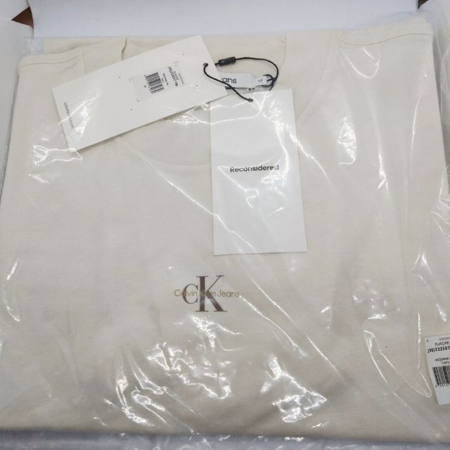 ck Calvin Klein(シーケーカルバンクライン)の【新品】 カルバンクラインジーンズ メンズクルーネックTシャツ アイボリー メンズのトップス(Tシャツ/カットソー(半袖/袖なし))の商品写真