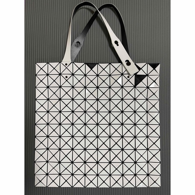 ISSEY MIYAKE(イッセイミヤケ)のイッセイミヤケ　BAOBAO トートバッグ　匿名発送　issey miyake レディースのバッグ(トートバッグ)の商品写真