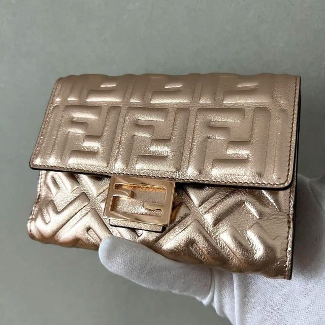 【大幅値引き中】FENDI 折り財布　レディース