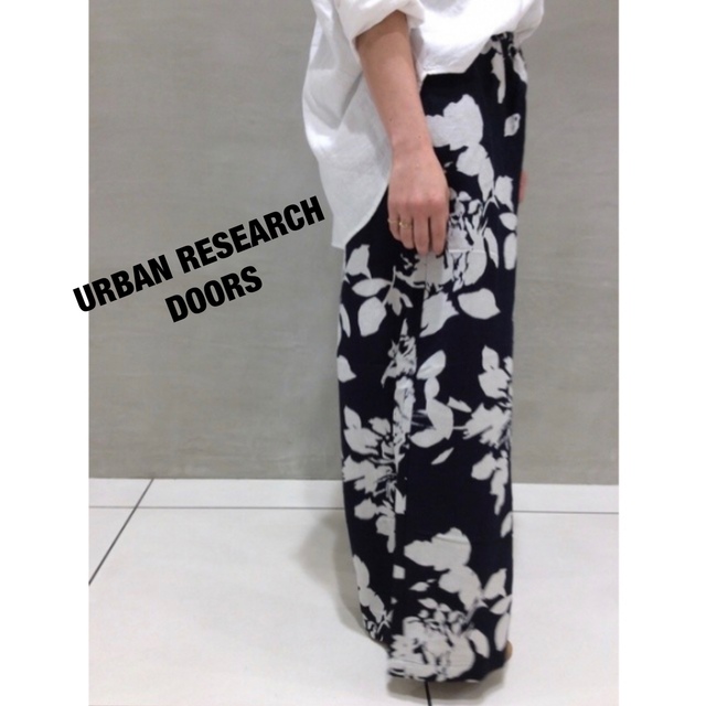 URBAN RESEARCH DOORS(アーバンリサーチドアーズ)のURBAN RESEARCH DOORS フラワーイージーパンツ リネンレーヨン レディースのパンツ(カジュアルパンツ)の商品写真