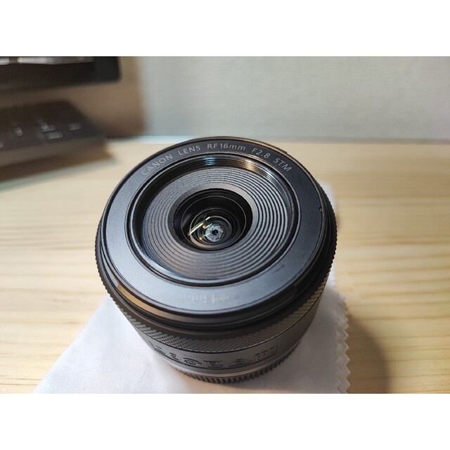 Canon(キヤノン)の【美品！】Canon ミラーレス用レンズ RF16mm F2.8 STM スマホ/家電/カメラのカメラ(レンズ(単焦点))の商品写真