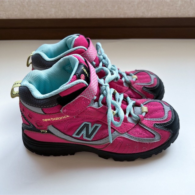 New Balance(ニューバランス)の20cm トレッキングシューズ　ニューバランス　登山靴　女の子 キッズ/ベビー/マタニティのキッズ靴/シューズ(15cm~)(アウトドアシューズ)の商品写真