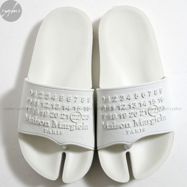 Maison Martin Margiela(マルタンマルジェラ)の35 22cm 新品 メゾンマルジェラ ロゴ タビ シャワー サンダル 白 足袋 レディースの靴/シューズ(サンダル)の商品写真