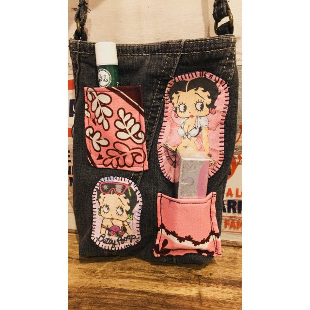 【半額SALE中♡】ピンクベティちゃん💖ポーチ♡iphone入れ♡ ハンドメイドのファッション小物(ポーチ)の商品写真