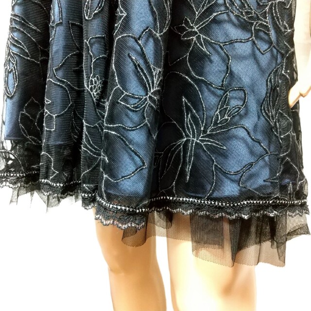 銀糸刺繍レース 胸下フラワーモチーフ ミディアムドレス パーティードレス レディースのフォーマル/ドレス(ミディアムドレス)の商品写真