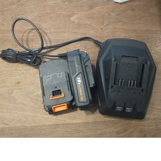 アイリスオーヤマ(アイリスオーヤマ)の【中古品】アイリスオーヤマ バッテリー 18V DBL1820　2個と充電器(工具/メンテナンス)