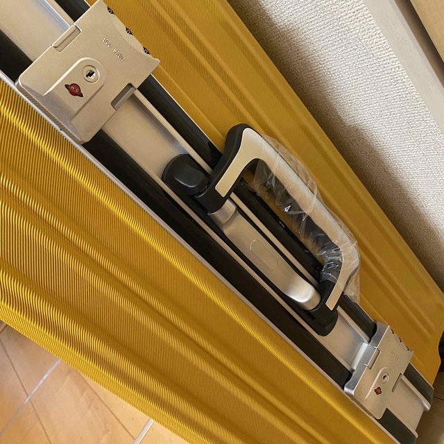 スーツケース キャリーケース Mサイズ イエロー レディースのバッグ(スーツケース/キャリーバッグ)の商品写真