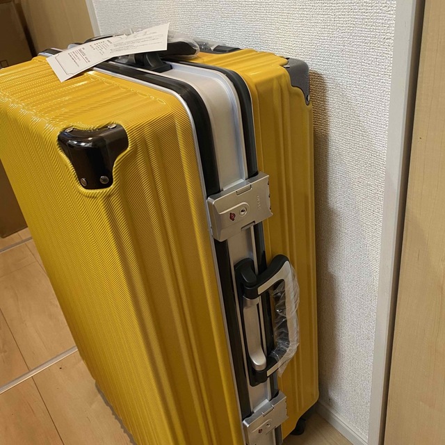スーツケース キャリーケース Mサイズ イエロー レディースのバッグ(スーツケース/キャリーバッグ)の商品写真