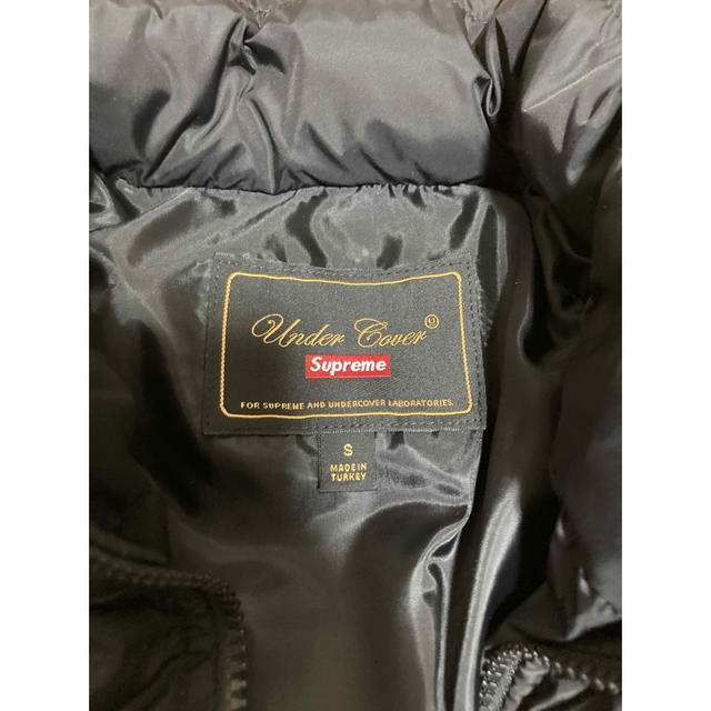 Supreme(シュプリーム)のUNDERCOVER Puffer Jacket 黒S コラボ ダウン 新品 メンズのジャケット/アウター(ダウンジャケット)の商品写真