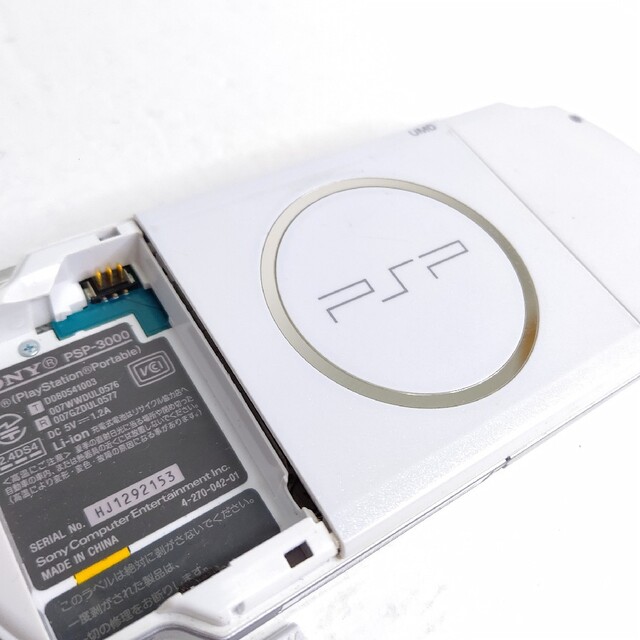 PlayStation Portable(プレイステーションポータブル)のPSP3000 パールホワイト　プレイステーションポータブル　SONY　本体 エンタメ/ホビーのゲームソフト/ゲーム機本体(携帯用ゲーム機本体)の商品写真