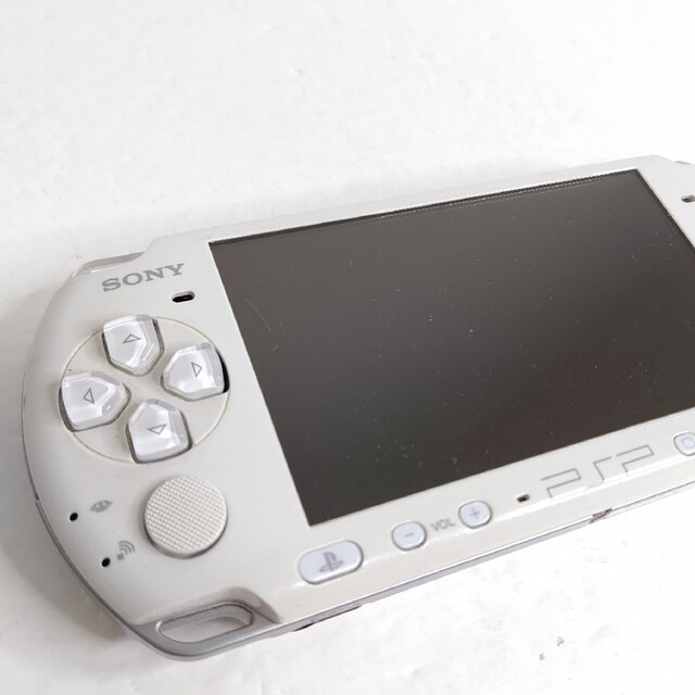 PlayStation Portable(プレイステーションポータブル)のPSP3000 パールホワイト　プレイステーションポータブル　SONY　本体 エンタメ/ホビーのゲームソフト/ゲーム機本体(携帯用ゲーム機本体)の商品写真