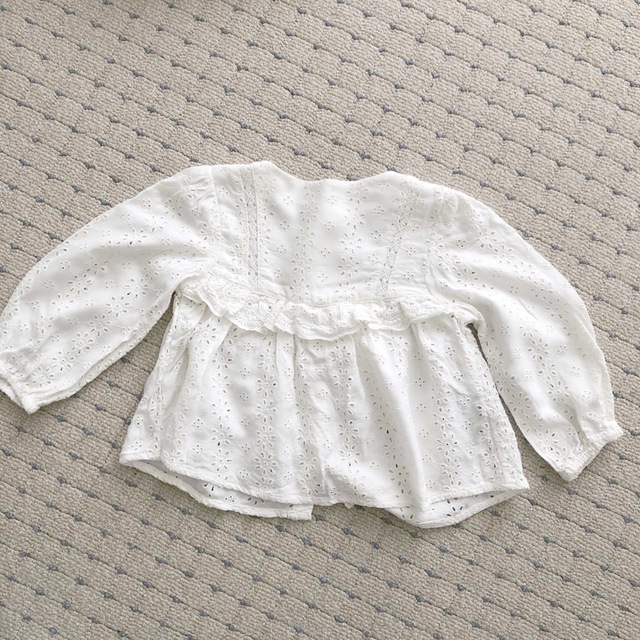 ZARA KIDS(ザラキッズ)のZARA baby レースブラウス　オフホワイト　サイズ86 キッズ/ベビー/マタニティのキッズ服女の子用(90cm~)(ブラウス)の商品写真