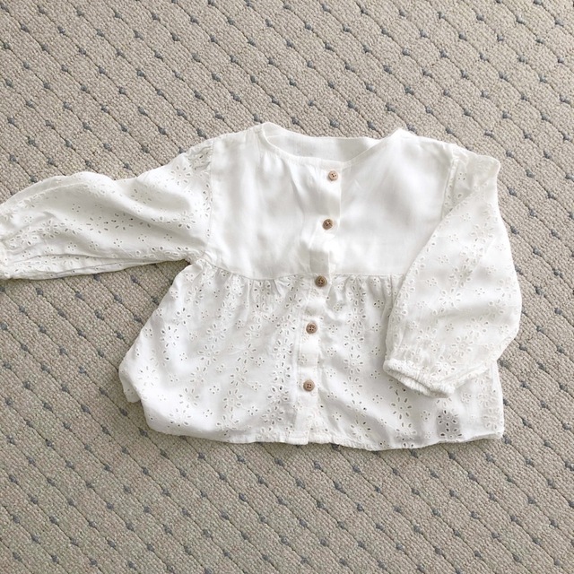 ZARA KIDS(ザラキッズ)のZARA baby レースブラウス　オフホワイト　サイズ86 キッズ/ベビー/マタニティのキッズ服女の子用(90cm~)(ブラウス)の商品写真