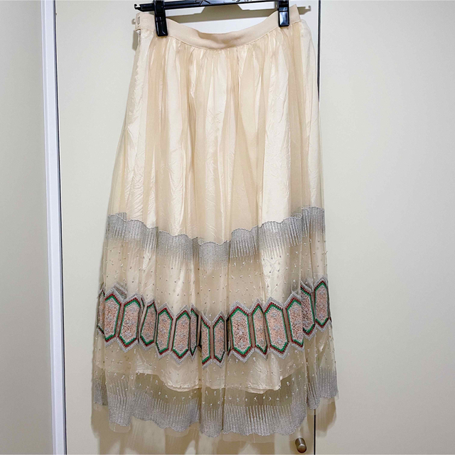 bulle de savon(ビュルデサボン)の美品　ビュルデサボン チュール 教会刺繍 スカート プープレ　ベージュ レディースのスカート(ロングスカート)の商品写真