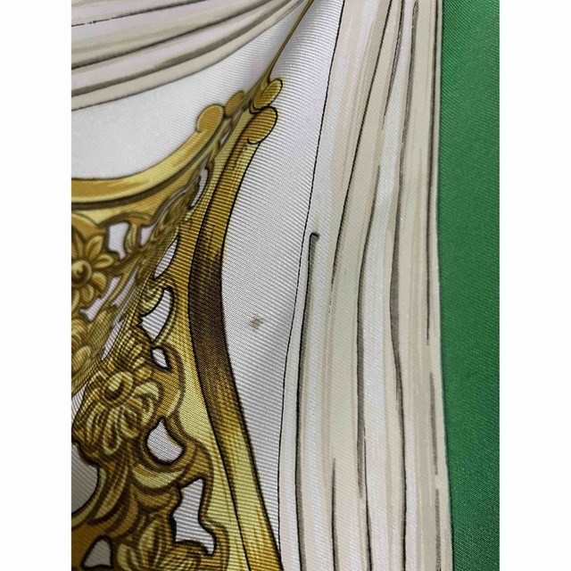 HERMES - エルメス カレ90 シルク100% ETRIERS 鎧柄 馬具柄 HERMES - エルメス カレ90 シルク100% ETRIERS 鎧柄 馬具柄