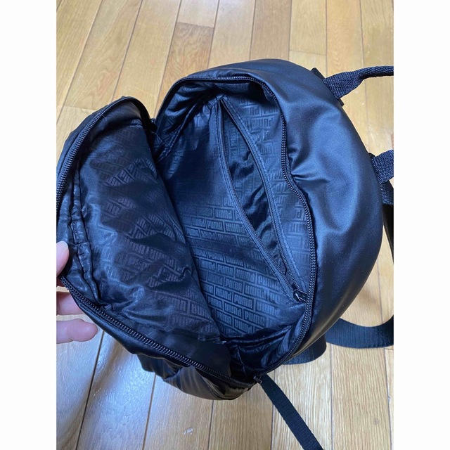 PUMA(プーマ)のPUMA 黒ナイロンリュック　小さめ レディースのバッグ(リュック/バックパック)の商品写真