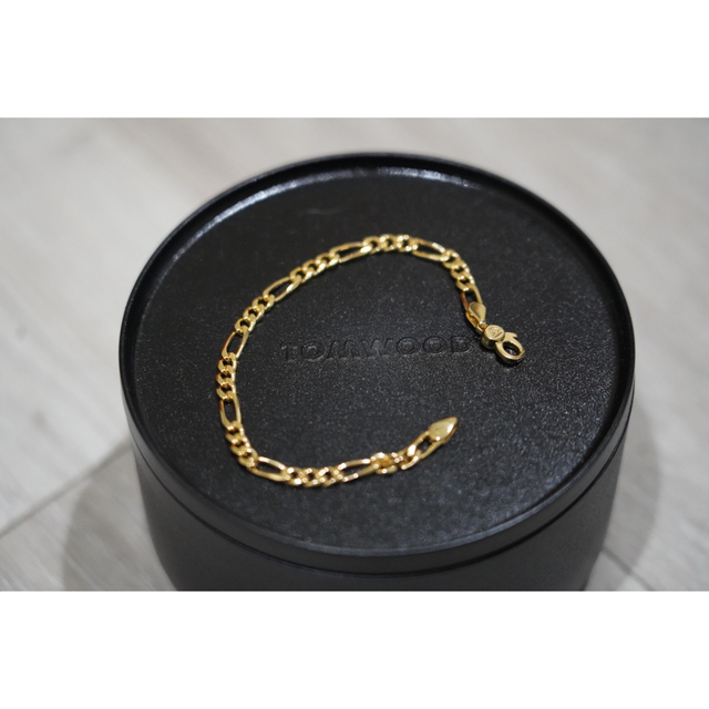 TOM WOOD(トムウッド)のTOMWOOD Figaro Bracelet Thick Gold 新品未使用 レディースのアクセサリー(ブレスレット/バングル)の商品写真