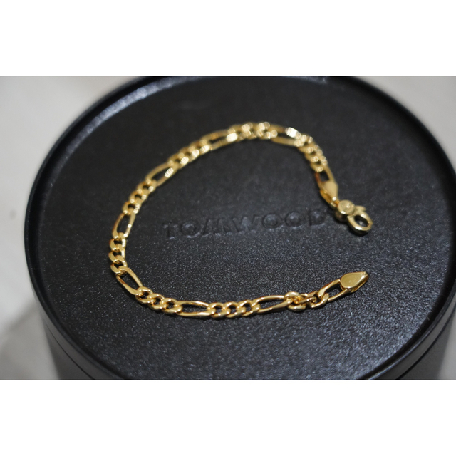 TOM WOOD(トムウッド)のTOMWOOD Figaro Bracelet Thick Gold 新品未使用 レディースのアクセサリー(ブレスレット/バングル)の商品写真