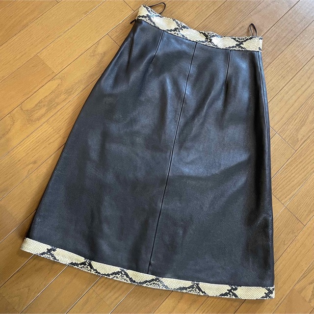 Gucci(グッチ)の期間限定●GUCCIグッチホースビット装飾台形スカートパイソン×カーフレザー レディースのスカート(ひざ丈スカート)の商品写真