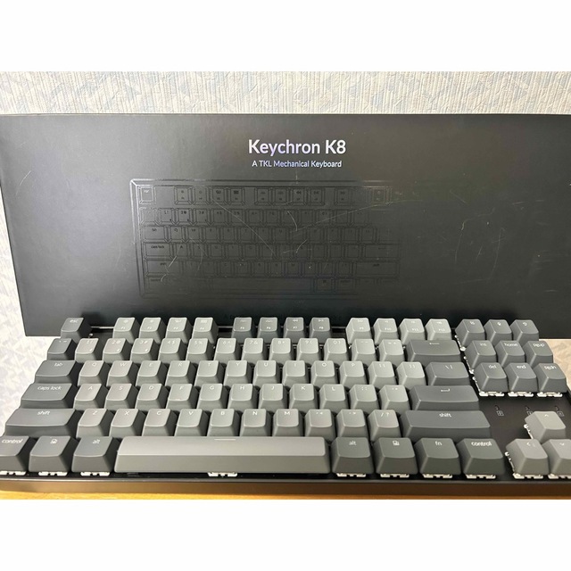 メカニカルキーボード　Keychron K8 赤軸　白色LED