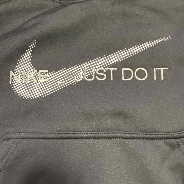 NIKE(ナイキ)の新品★NIKEナイキ　ブラック黒パーカー　おしゃれ短い丈　ダンス レディースのトップス(トレーナー/スウェット)の商品写真