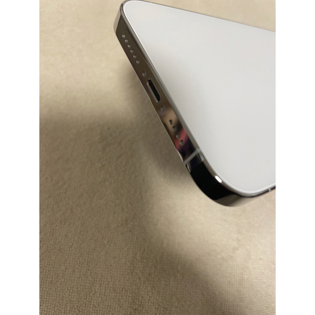 Apple(アップル)のiPhone 13 Pro Max シルバー　256 GB 本体 ＋専用ケース付 スマホ/家電/カメラのスマートフォン/携帯電話(スマートフォン本体)の商品写真