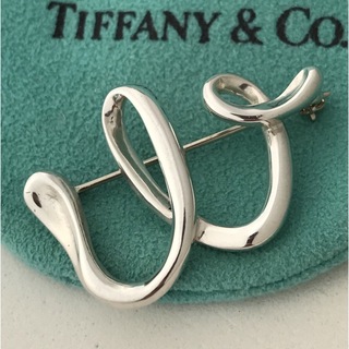 ティファニー(Tiffany & Co.)のTiffany イニシャルw ブローチ美品(ブローチ/コサージュ)