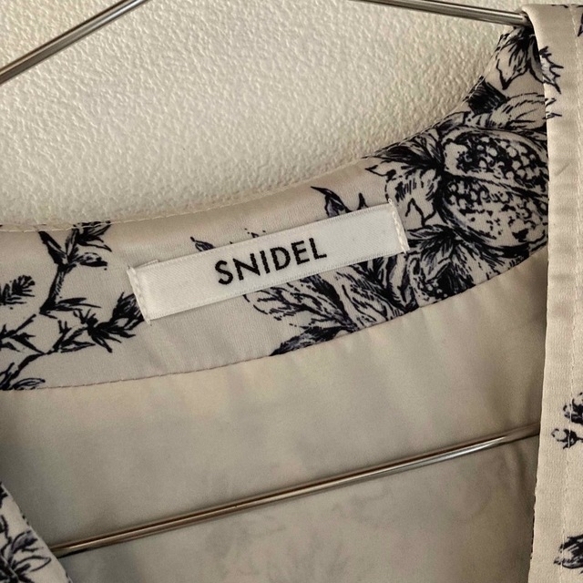 SNIDEL(スナイデル)のSNIDEL ビッグカラークラシカルプリントワンピース レディースのワンピース(ロングワンピース/マキシワンピース)の商品写真