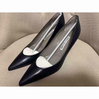 マノロブラニク(MANOLO BLAHNIK)の希少品　MANOLO BLAHNIK キエッタ　ネイビー　ブラック(ハイヒール/パンプス)