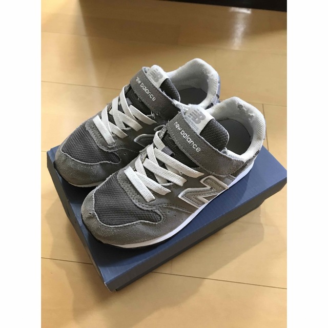 New Balance(ニューバランス)のニューバランス 996 グレー 18.5cm キッズ/ベビー/マタニティのキッズ靴/シューズ(15cm~)(スニーカー)の商品写真