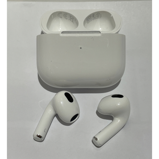 Apple(アップル)のアップル AirPods 第3世代 MME73J/A スマホ/家電/カメラのオーディオ機器(ヘッドフォン/イヤフォン)の商品写真