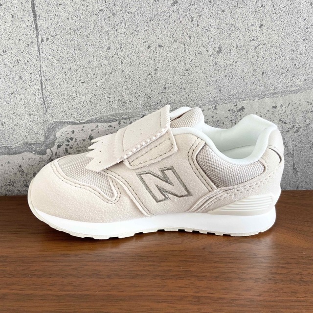 New Balance(ニューバランス)の【新品】15.5センチ タッセル×ホワイト ニューバランス スニーカー キッズ キッズ/ベビー/マタニティのキッズ靴/シューズ(15cm~)(スニーカー)の商品写真