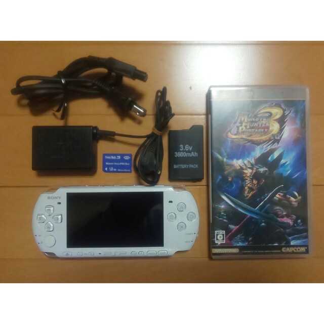 PlayStation Portable(プレイステーションポータブル)の（管135）PSP-3000（ホワイト、修理品）すぐ遊べるセット エンタメ/ホビーのゲームソフト/ゲーム機本体(携帯用ゲーム機本体)の商品写真