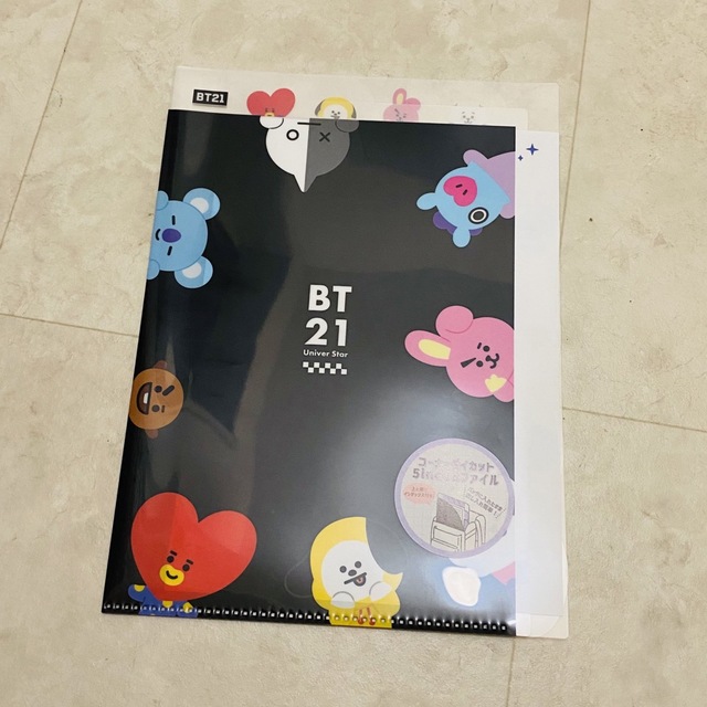 BT21(ビーティーイシビル)の新品　BT21  クリアファイル　ブラック インテリア/住まい/日用品の文房具(ファイル/バインダー)の商品写真