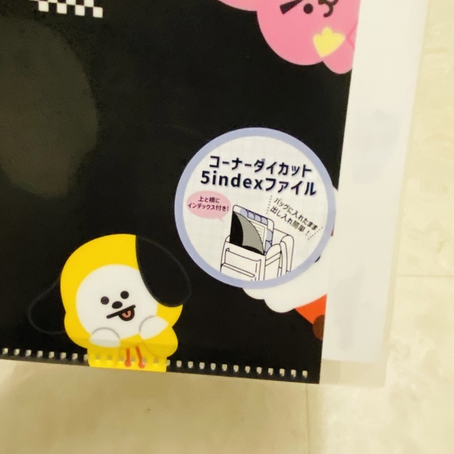 BT21(ビーティーイシビル)の新品　BT21  クリアファイル　ブラック インテリア/住まい/日用品の文房具(ファイル/バインダー)の商品写真